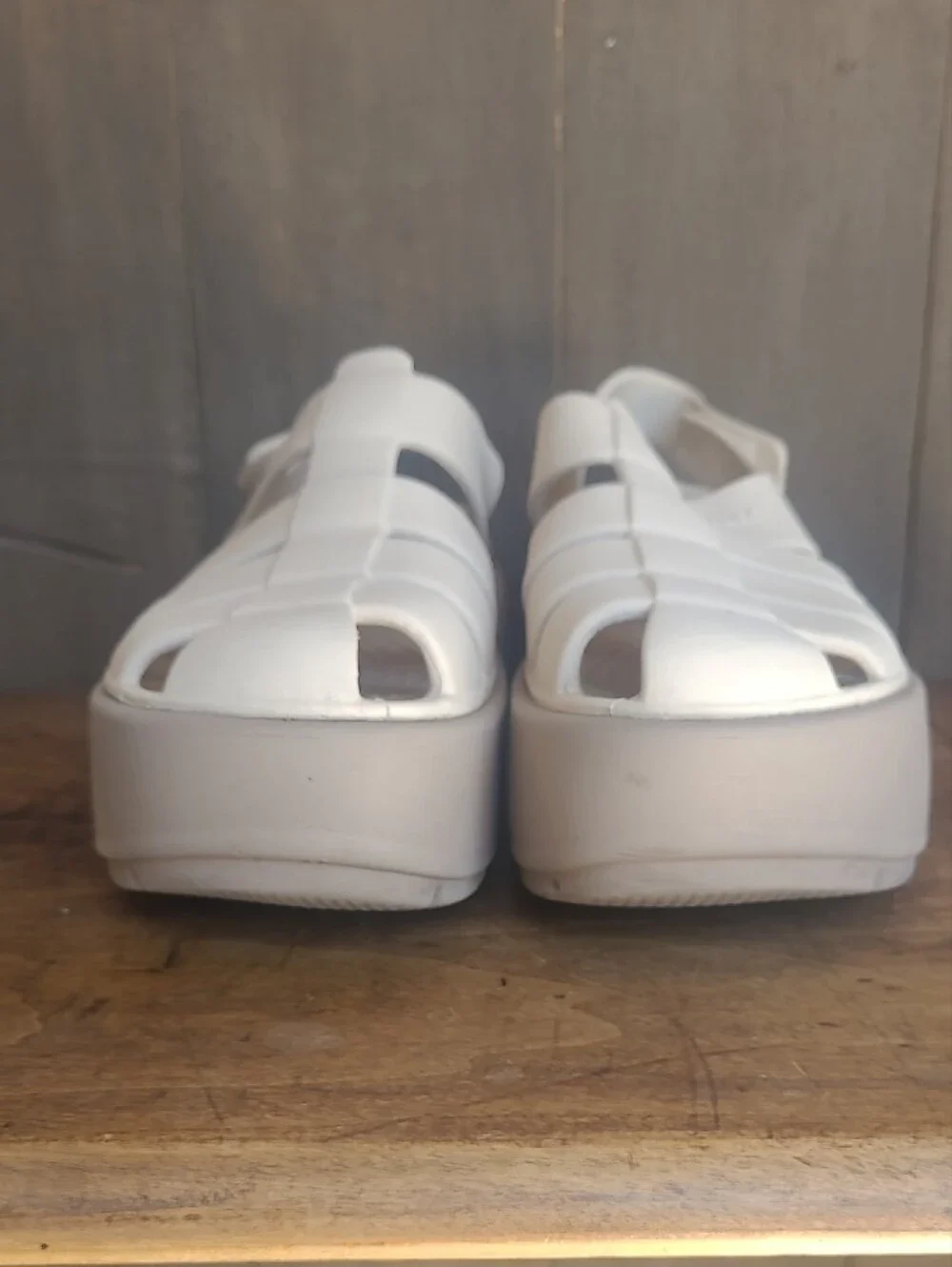 EUC CROCS Stomp High Fisherman Sandals Women's sz 7 Cream Rubber Platform Sandal
